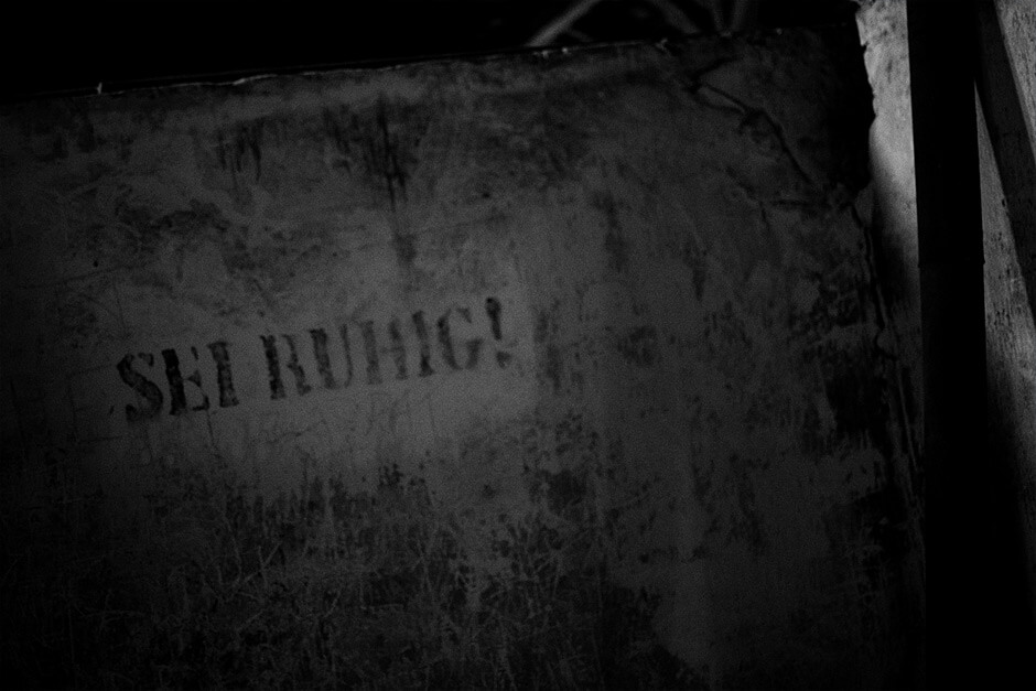 Inside the baracks of the concentration camp Auschwitz II: A cynical writing on the wall telling inmates to "shut up" ("sei ruhig").