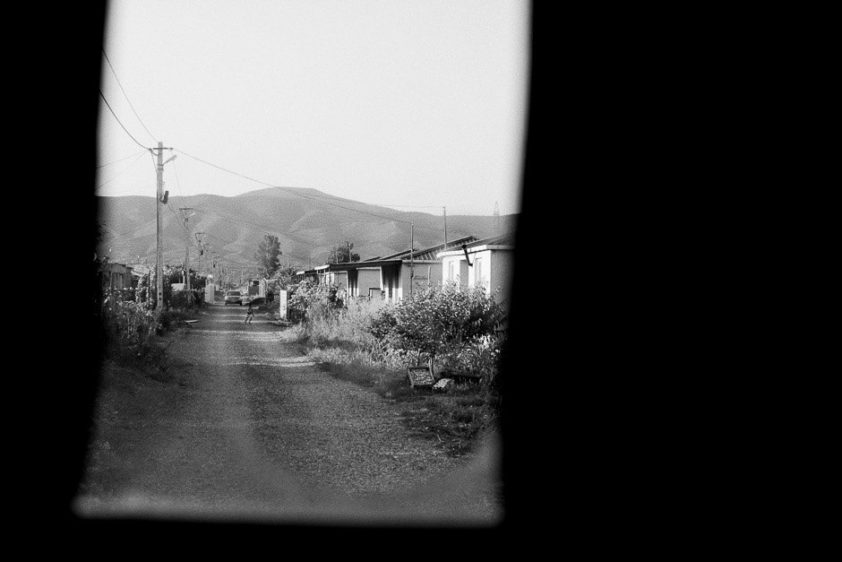 For the IDPs, fares for public transportation taking people to work in the nearby capital of Tbilisi are highly subsidized. Most families in Tserovani rely on a monthly allowance of 45 laris (15,50 €), granted by the Georgian government. 